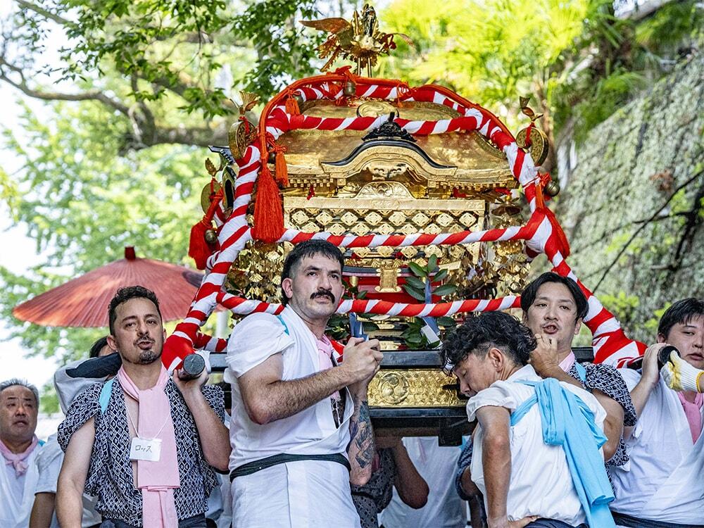 「秋神祭」で神輿を担いでいるの様子
