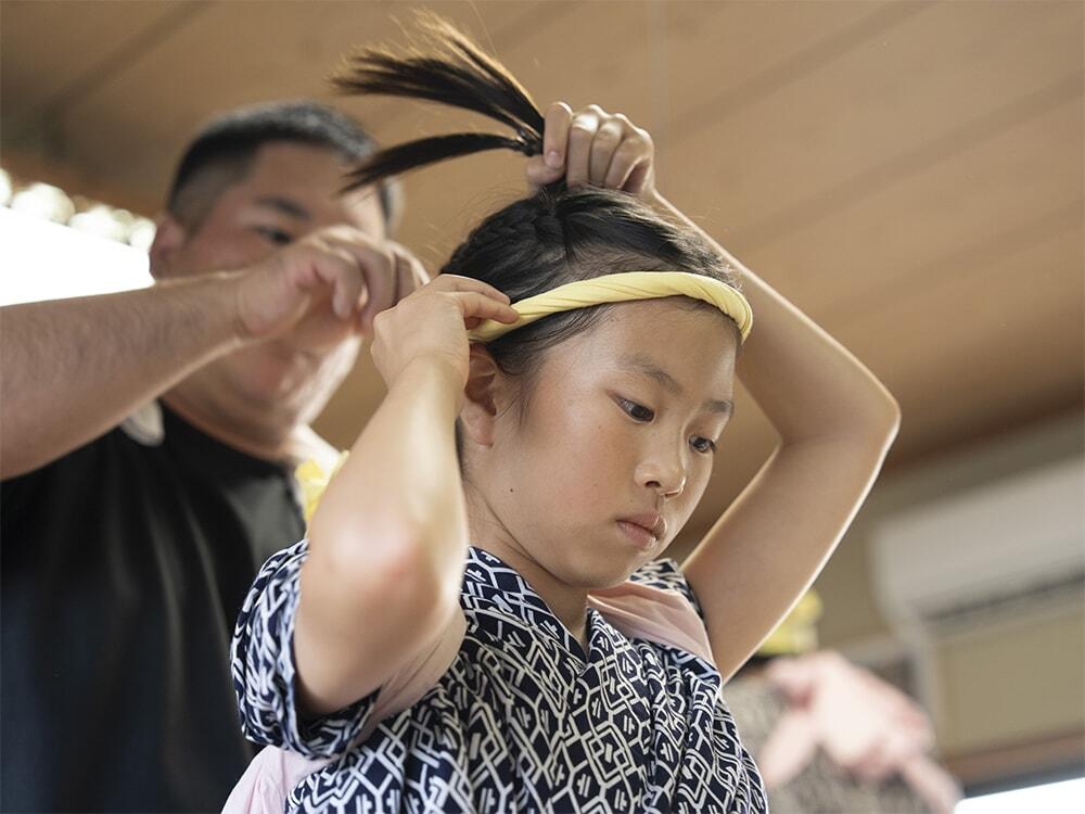 「赤野獅子舞」の演武に参加している子どもの写真