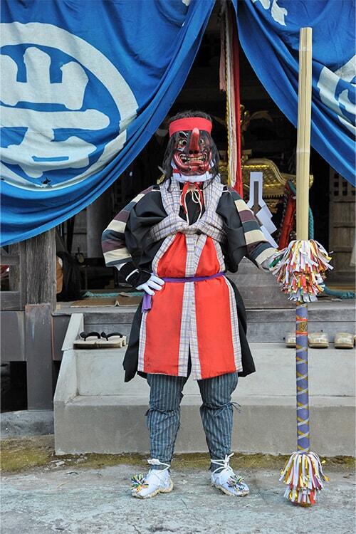 総采配役となる先払いの鼻高面の写真（正面）