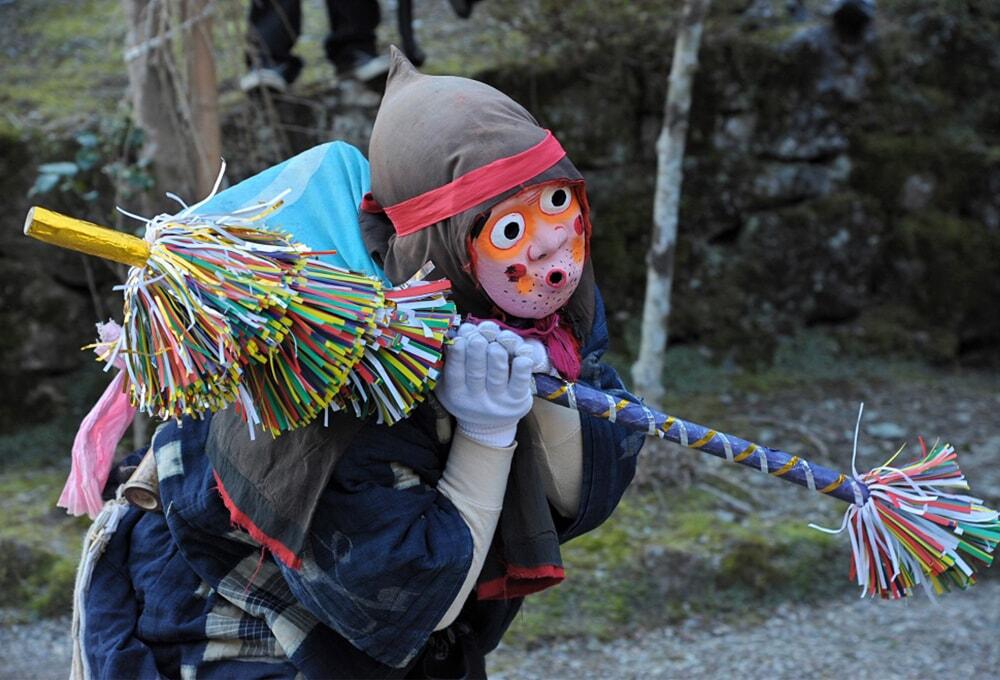 道化役となるひょっとこの面をつけた油売りの写真（正面）