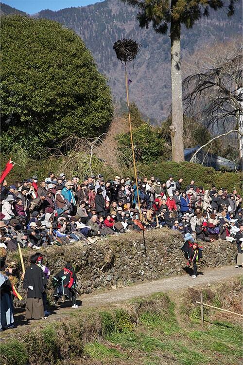 ヒノキの棒の先端に東天紅鶏の羽を付けた鳥毛（とりげ）を2人が投げ合う「鳥毛ひねり」の様子②