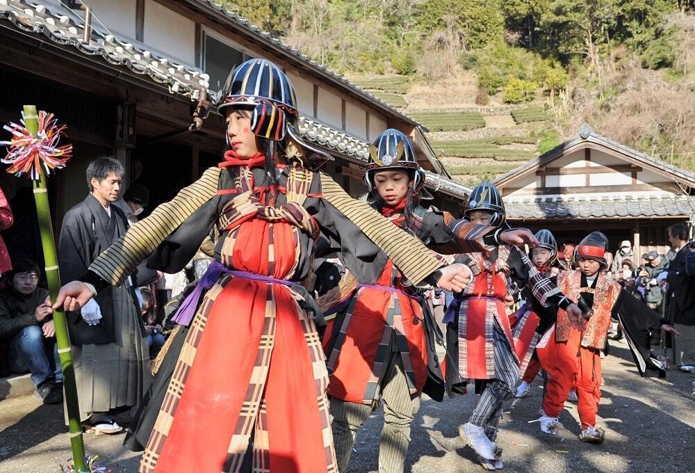 サイハラや太刀を持った子どもたちが踊る太刀踊りの様子