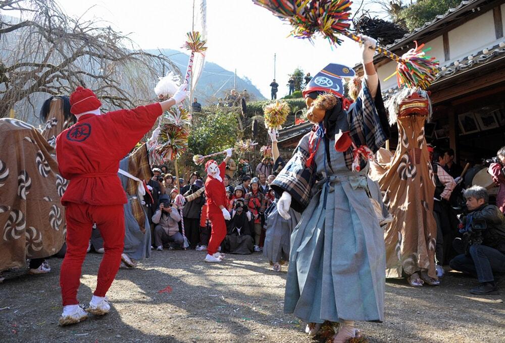 激しい太鼓や笛の音に合わせて踊る神楽の様子