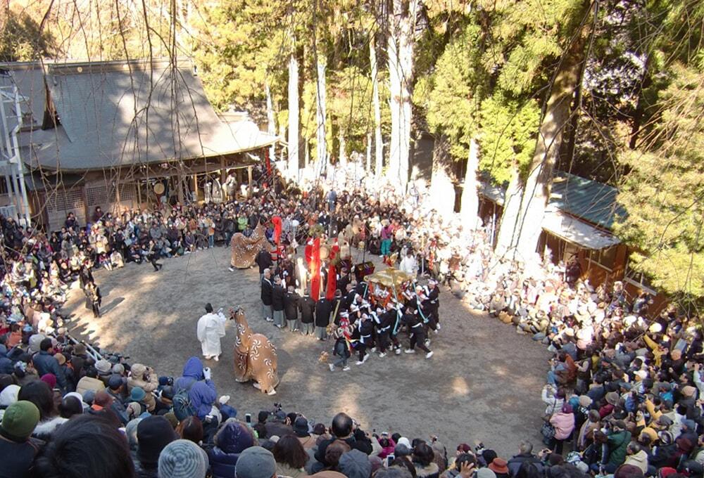 御神体を乗せた神輿を秋葉神社に奉納している様子