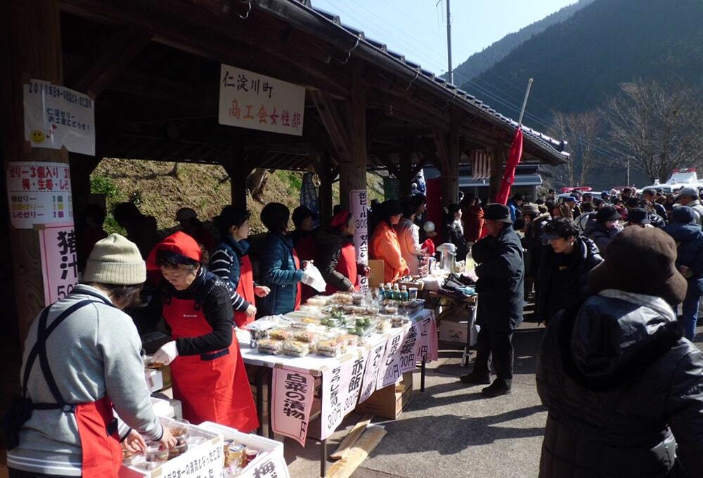 秋葉神社で仁淀川町特産のヨモギが入ったいりもちや軽食などを販売する屋台