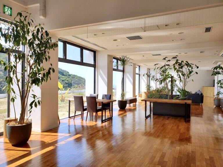 エントランスに足を踏み入れた瞬間、広がるのは喧騒とは無縁の非日常の空間