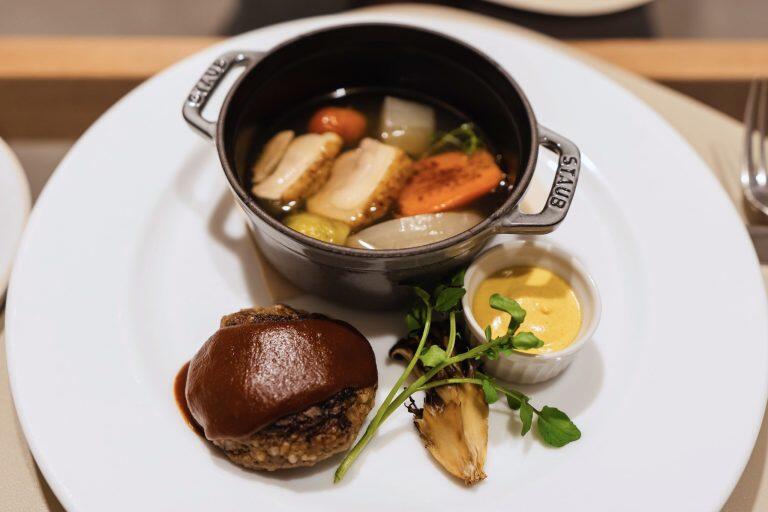 厳選された地元の食材を豊富に取り入れた、シェフこだわりのコース料理