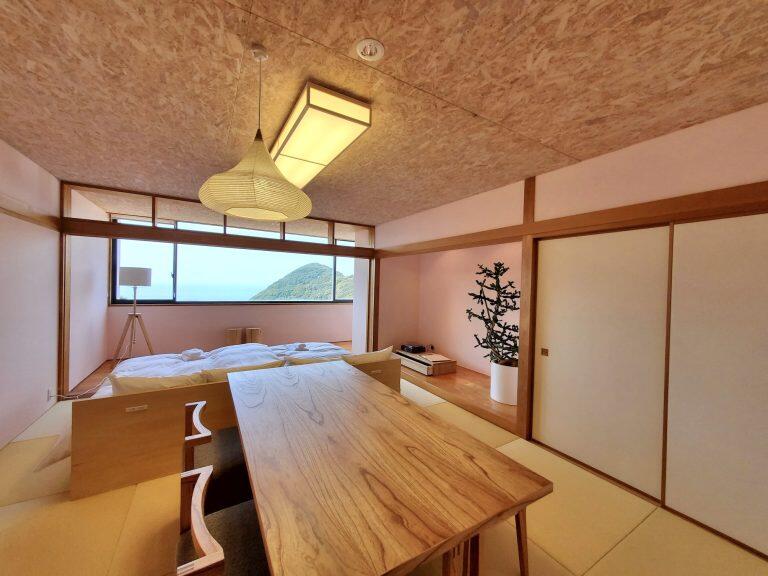 リニューアルした客室は、どの部屋も真っ青な海と空を眺望できるオーシャンビュー