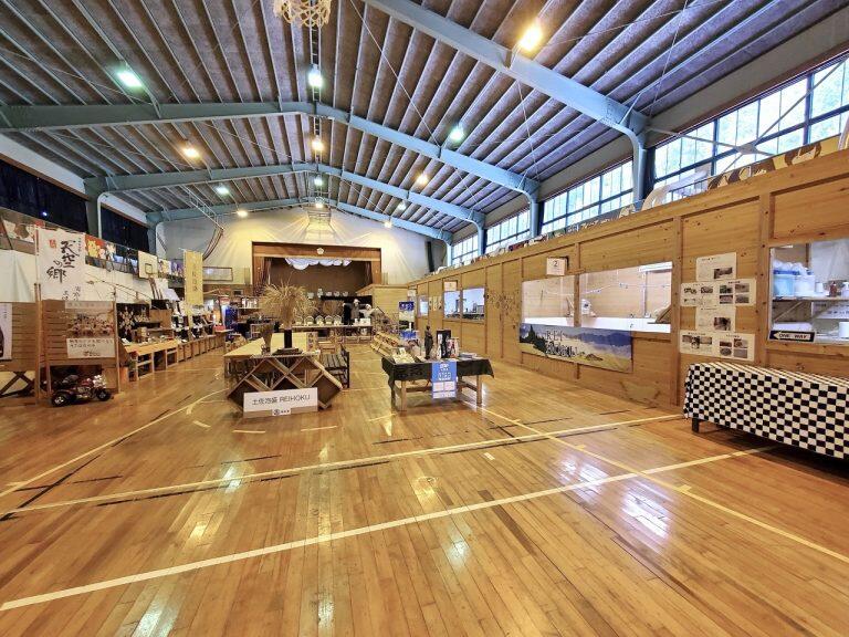 「ばうむ合同会社」は、廃校になった中学校の体育館を蒸留所として再利用している