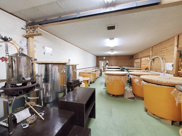 蒸留所では、焼酎の製造工程を見学できたり、商品の試飲ができたりと、懐かしさが漂う体育館と焼酎の斬新なコラボレーションも楽しめます