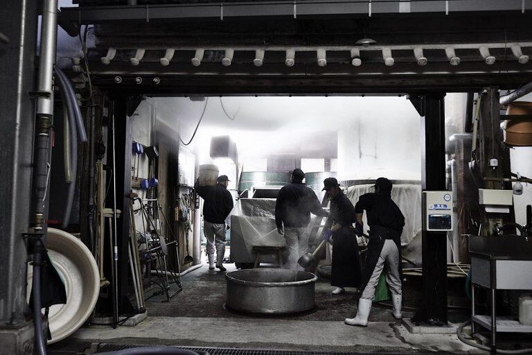 原料の約7割を水が占める日本酒は、仕込み水がお酒の質を決めると言っても過言ではありません