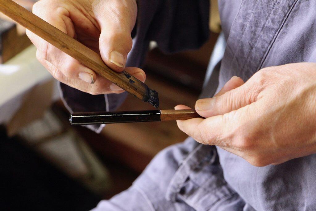 工程全てを、池田さんが昔ながらの手間や手法を省略することなく丹念に手作業で行うので、塗り始めから完成まではなんと30日以上も要する