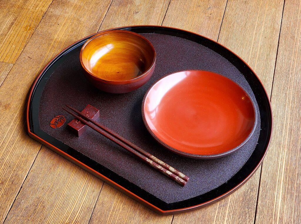 表面に施されたザラ地により、指紋やキズがつきにくく、面倒なお手入れいらずなところも、他の漆器にはない魅力のひとつ