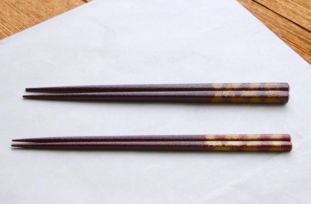 土佐古代塗の特徴であるザラ地が、いかに滑りにくく扱いやすいのかを実感できるはず