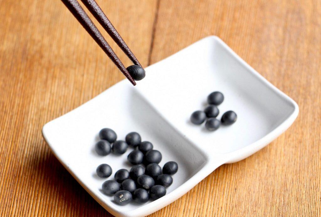 土佐古代塗の特徴であるザラ地が、いかに滑りにくく扱いやすいのかを実感できるはず