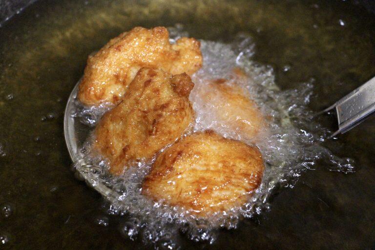 下味がしっかりついているので解凍後に揚げるだけで、ジュワッと旨み溢れる絶品唐揚げが作れる逸品