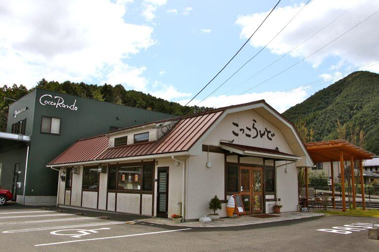 「こっこらんど」は四万十町にある養鶏場「株式会社ぶらうん」が運営する卵とスイーツの専門店