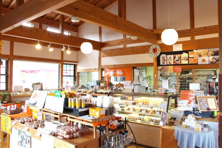 店内には、徹底した品質・安全管理のもと生み出された新鮮で美味しい卵はもちろんのこと、原材料も地元・四万十町や高知県産のものを中心に取り入れた、こだわりの手作りスイーツなどがズラリ