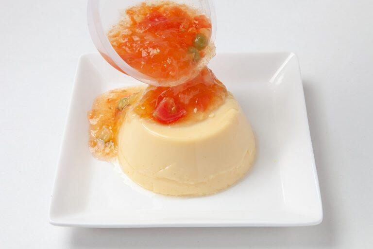 野菜ジュレをかけていただく玉子豆腐「ごちそうたまごどうふ」