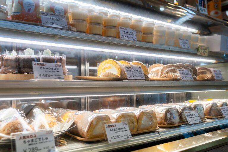 お店のショーケースには、そんな卵の美味しさを際立たせたフワフワのロールケーキや、卵の風味がしっかり味わえるプリンなどがズラリ