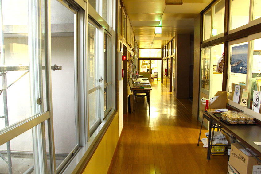 元蜷川小学校の廊下
