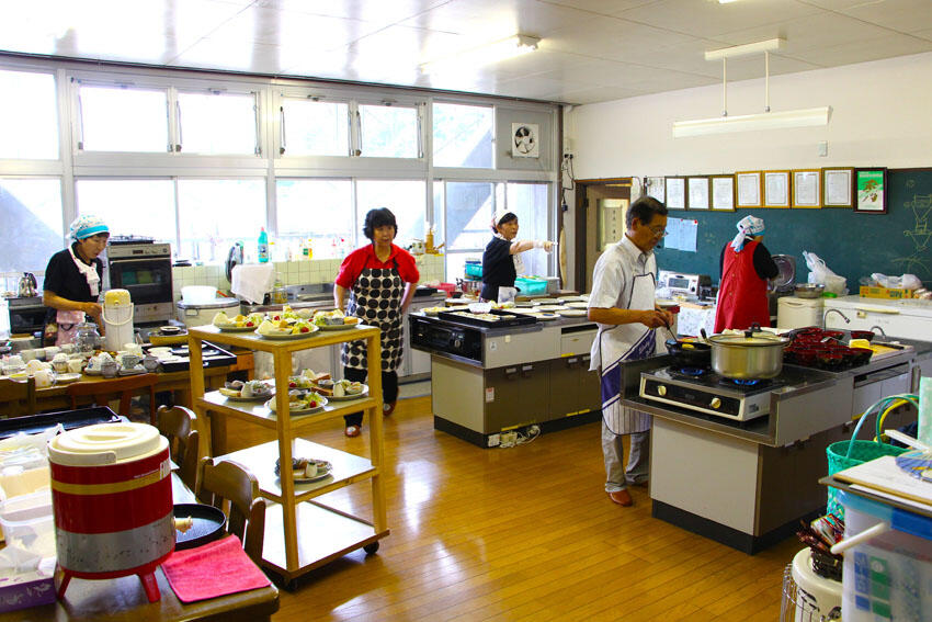 理科室でスタッフが調理中