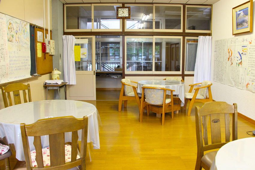 小学校の懐かしさが残る食堂