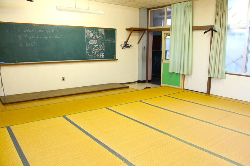 宿泊施設は黒板も残る畳の部屋