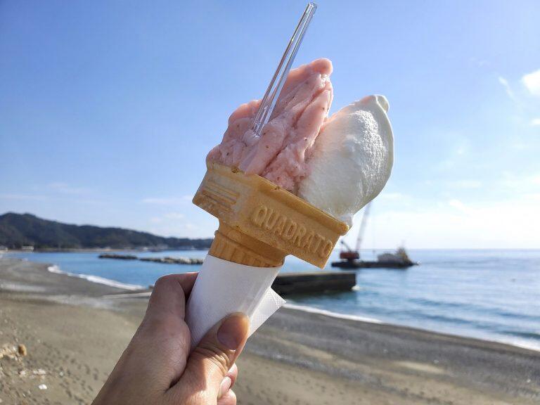 テラスで食べるも良し！駅で食べるも良し！オススメはお店の前の堤防！波音と心地よい潮風を感じながら食べるジェラートは格別です