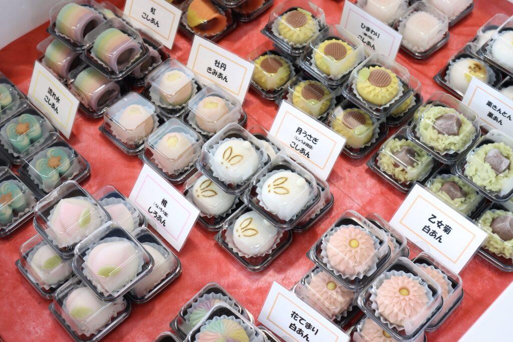 京都の有名な和菓子店で修行を経た4代目のご主人が、伝統の和菓子を残しつつ、新たなお菓子づくりにも取り組んでいます