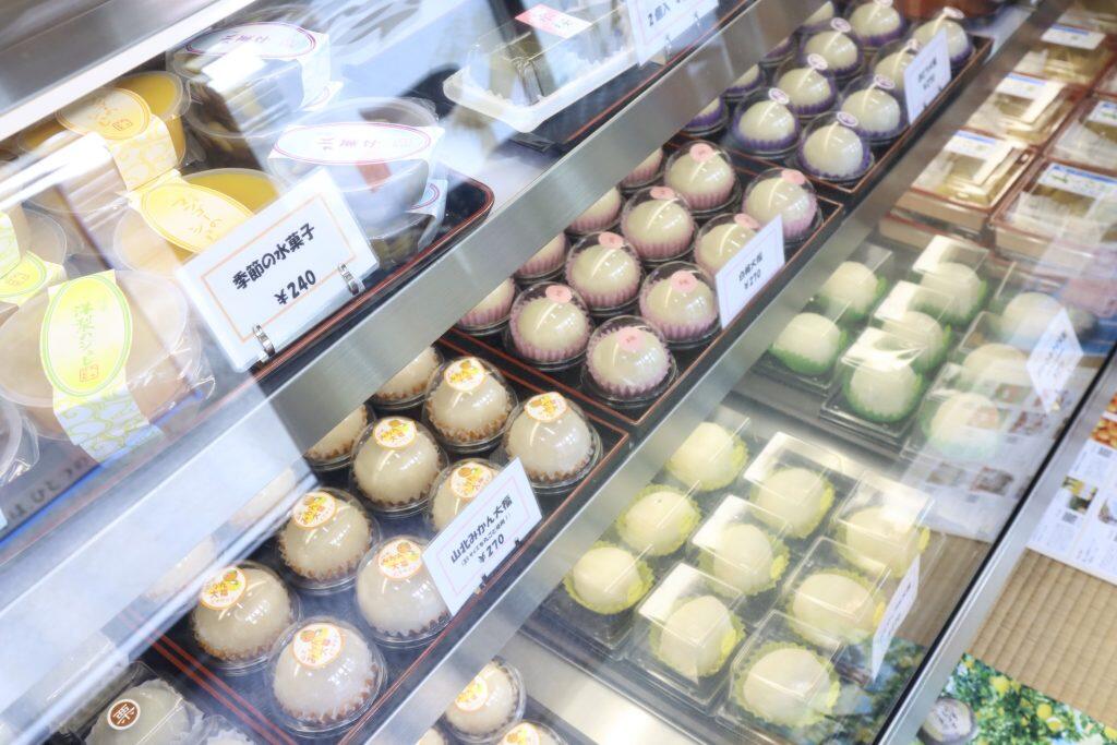 店内には、お目当てのわらび餅やフルーツ大福のほか、上生菓子やお饅頭、カステラやプリンなどがずらりと並んでおり、目移りしちゃいそう