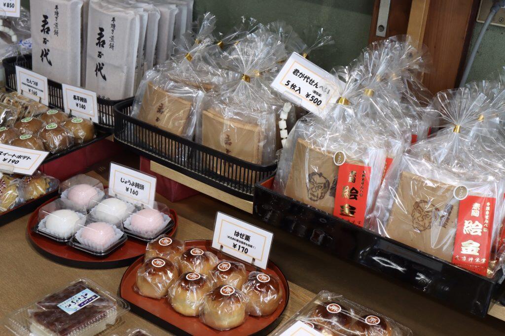 100年以上前に2代目が考案したという手焼き煎餅「君が代」