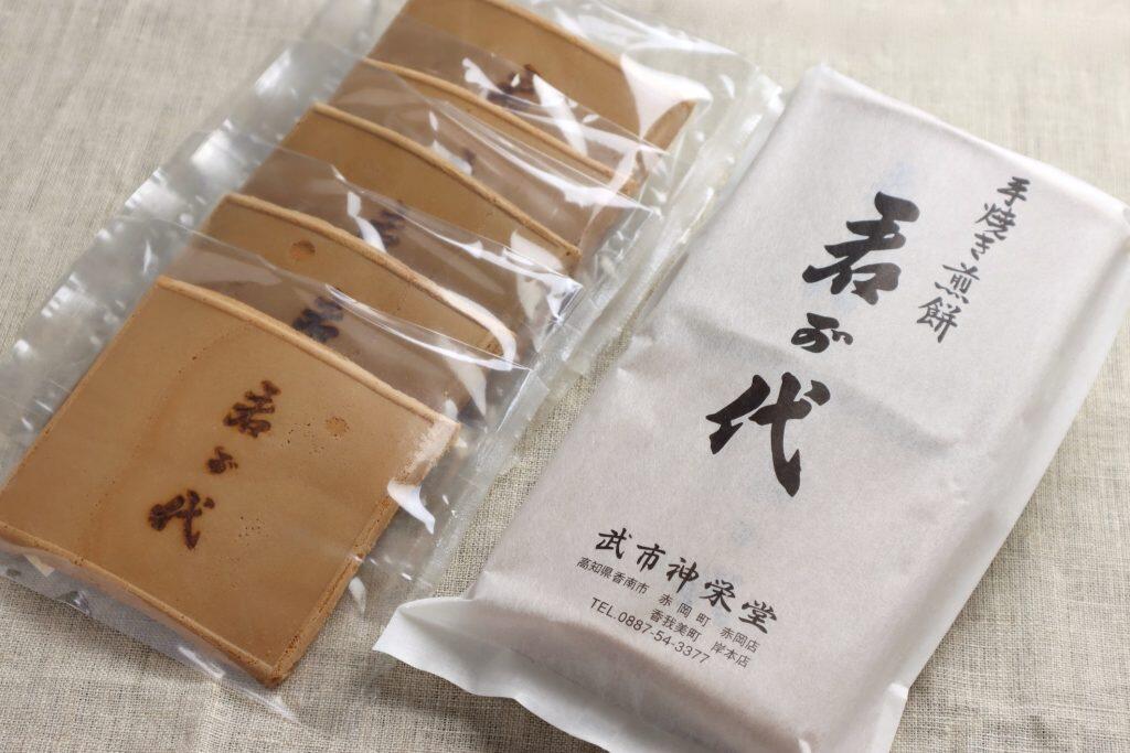 100年以上前に2代目が考案したという手焼き煎餅「君が代」