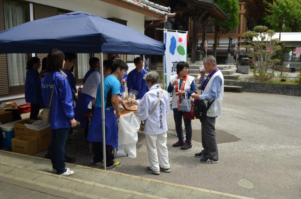 こうぎんお遍路ウォーキング団一行は参拝に訪れたお遍路さんや観光客を出迎えて、お茶やお菓子などでお接待
