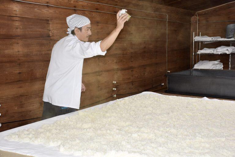 米洗いや麹造りなどほとんどの工程を手間暇かけて丁寧に手作業で行っています