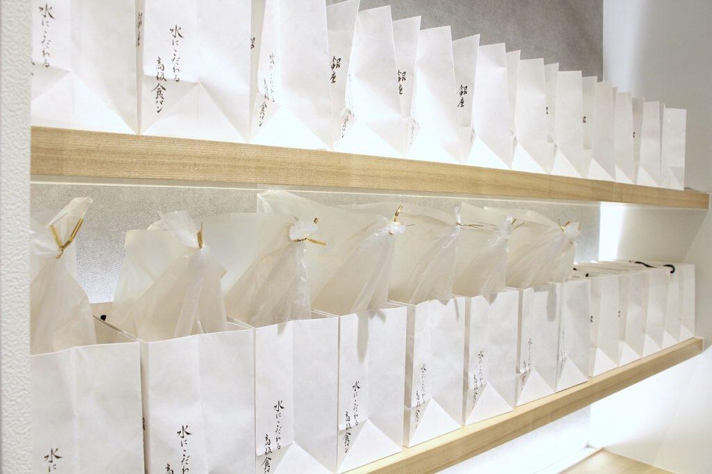 暖簾にも掲げられた「水にこだわる高級食パン」