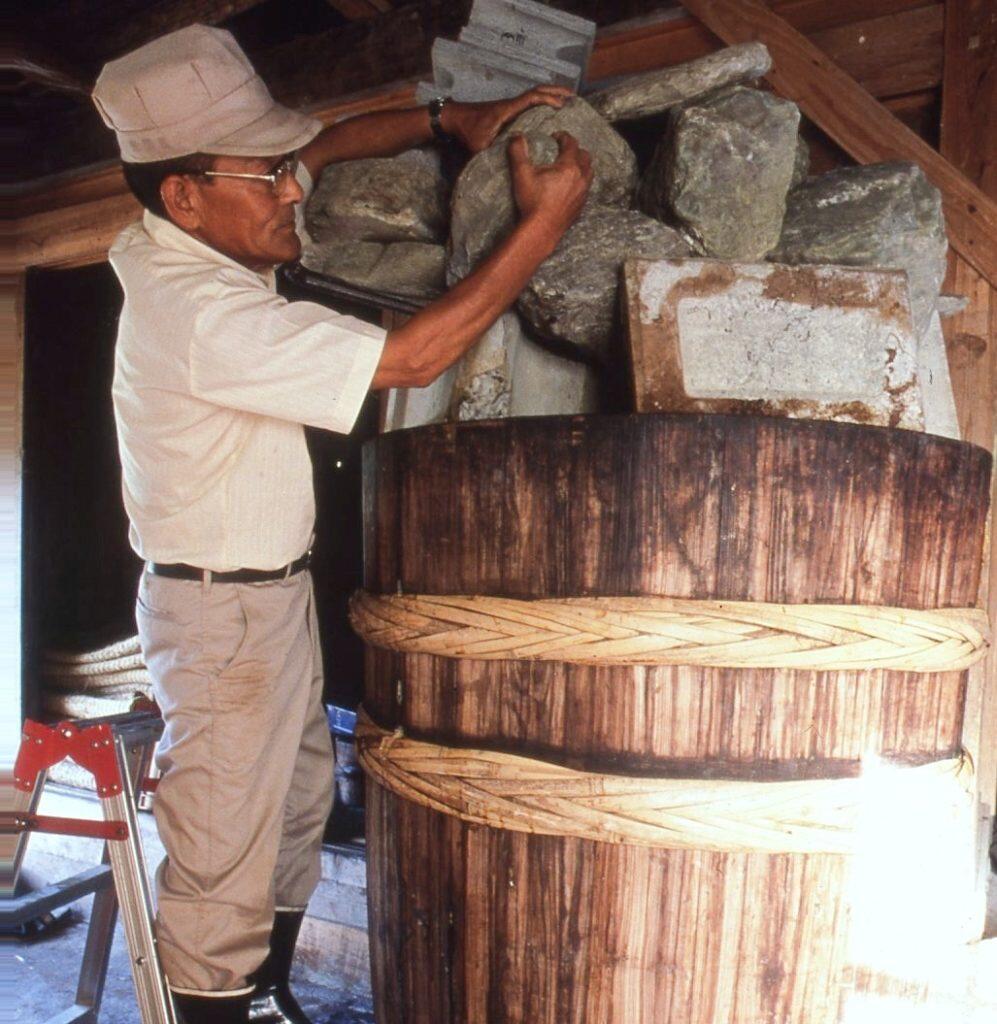 杉材の桶で重石を乗せて漬け込む二次発酵