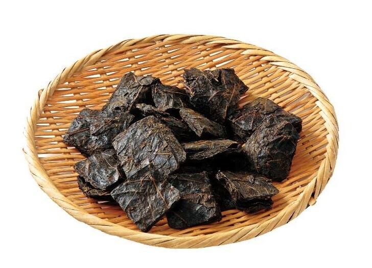 「碁石茶」は、ほのかに甘酸っぱい味わいと香り、独特の風味、そしてタンニンが少ないことが特徴です。味わいのバランスは赤いワインに例えられることも!