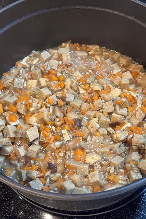 鍋で具材を煮詰めている様子