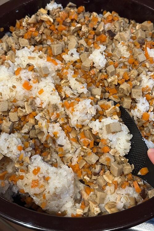 具と酢飯を混ぜている様子