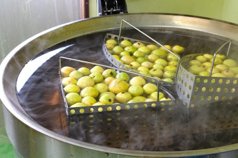 より豊かな香りや味わいに仕上がるよう、通常よりも収穫時期を遅らせ、果実が黄色くなるまでしっかり完熟させてから収穫