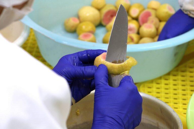 収穫後も、ひとつひとつ手作業で皮を剥ぎ