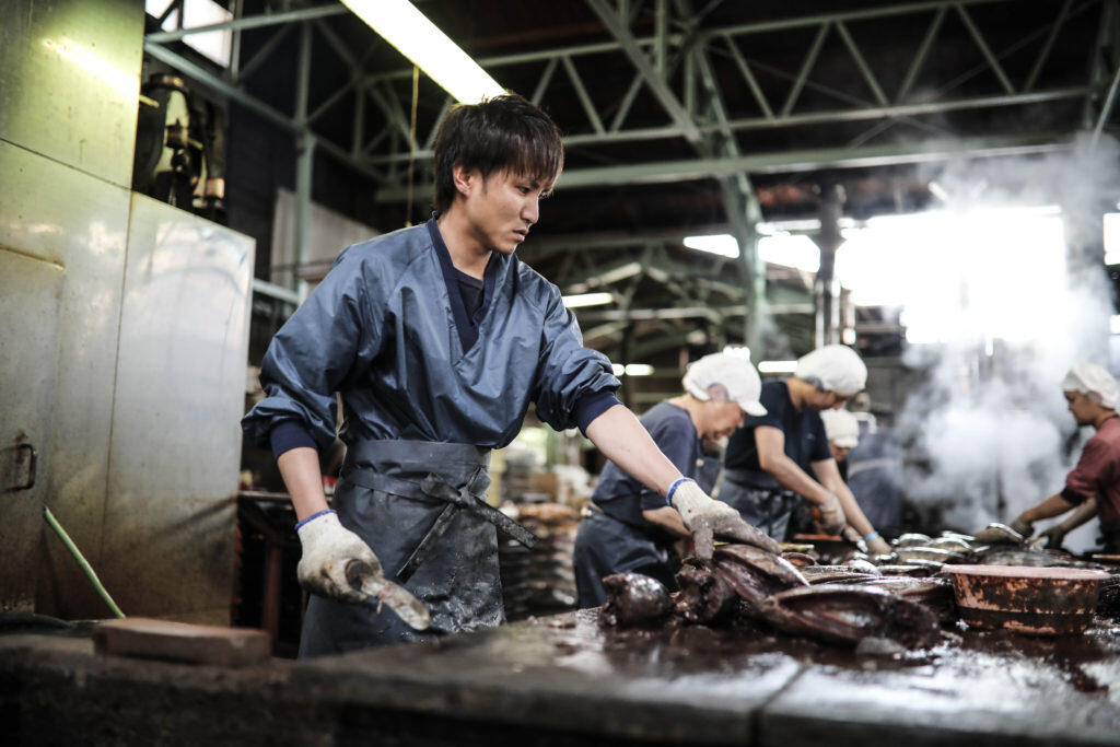 自慢の鰹節をはじめとする鰹製品には、脂質が高く旨味のある東沖獲れの上質なカツオを使い、全て丁寧に手作業で製造