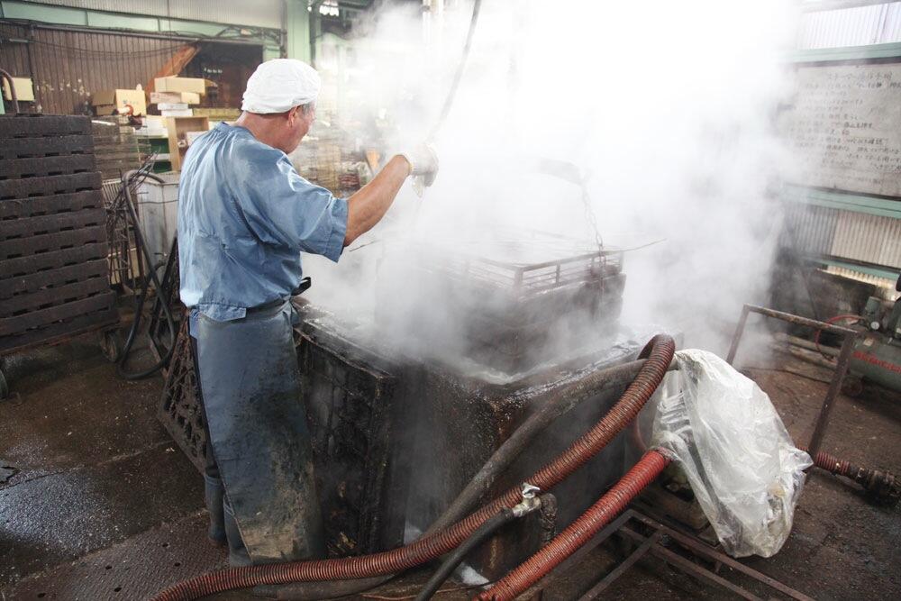 自慢の鰹節をはじめとする鰹製品には、脂質が高く旨味のある東沖獲れの上質なカツオを使い、全て丁寧に手作業で製造
