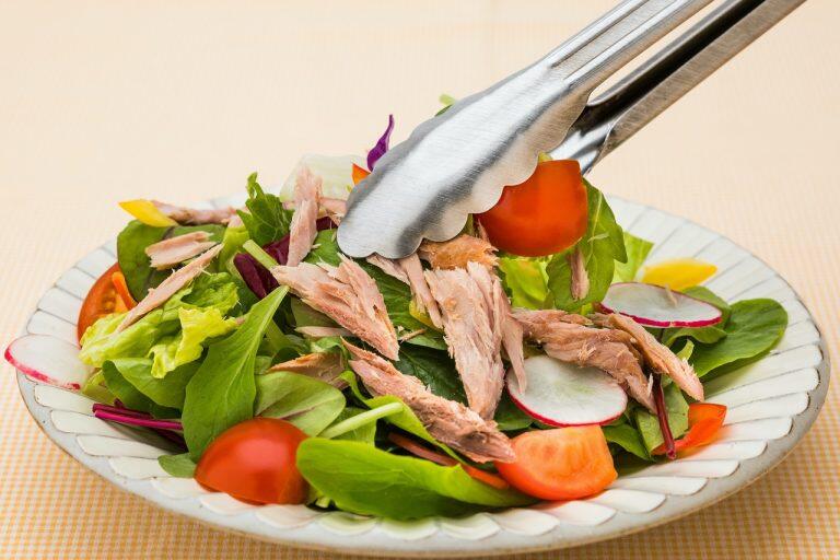 サラダにトッピングしたり、パスタや炒め物などに加えたりするだけで、いつもの料理がワンランクアップする焼き鰹「サラダかつお」