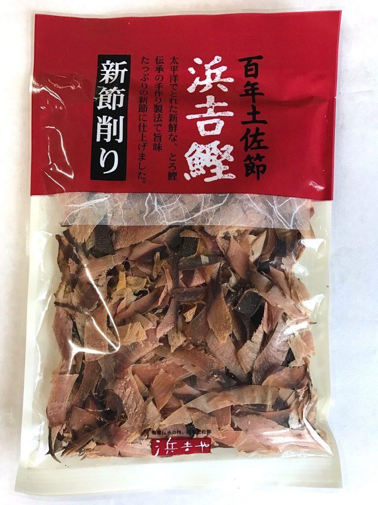 燻製した鰹節を厚削りにした絶妙な食感の「新節削り」