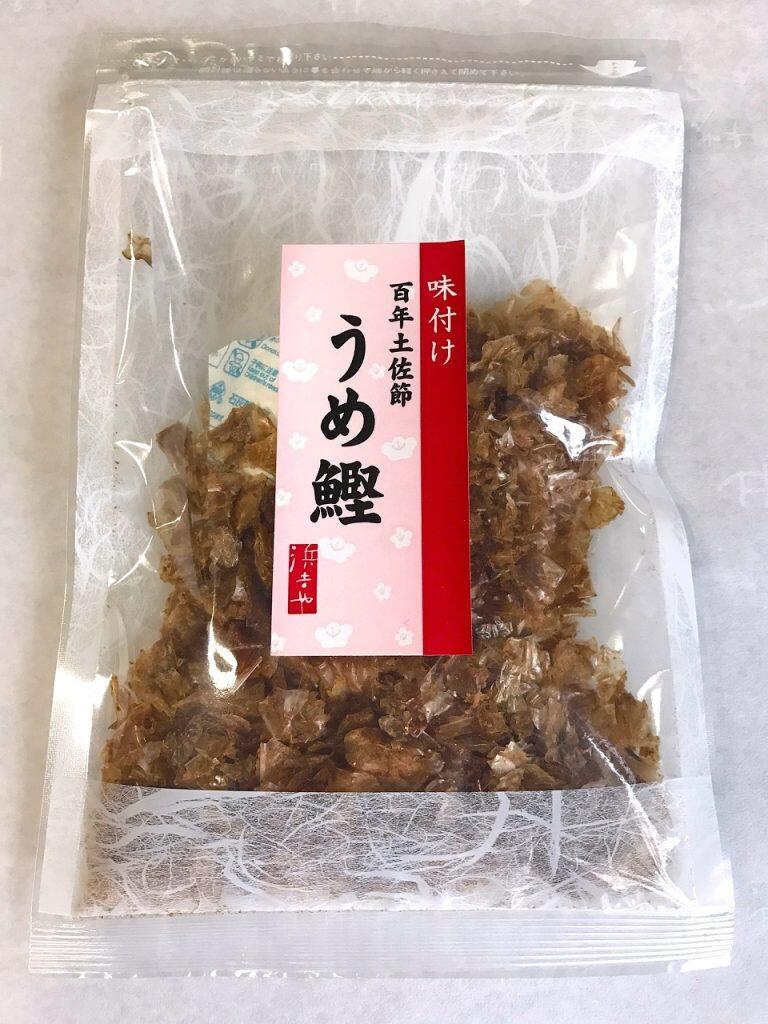 「うめ鰹」は、花かつおの形状を残したまま乾燥させた鰹節に梅肉チップを合わせていて、パリッパリの食感がクセになるふりかけ