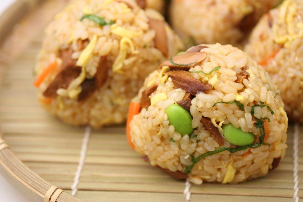 「浜吉ヤ」は、その製法を連綿と受け継ぎ、約150年もの長きに渡り伝統を守りながら、土佐の気候や風土に合わせた独自の手法を加え、品質の向上や新しい商品開発に取り組んできました。