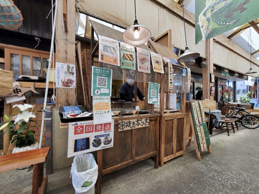 久礼港直送の魚介類や作り立てのお惣菜、地元の名産品などのお店