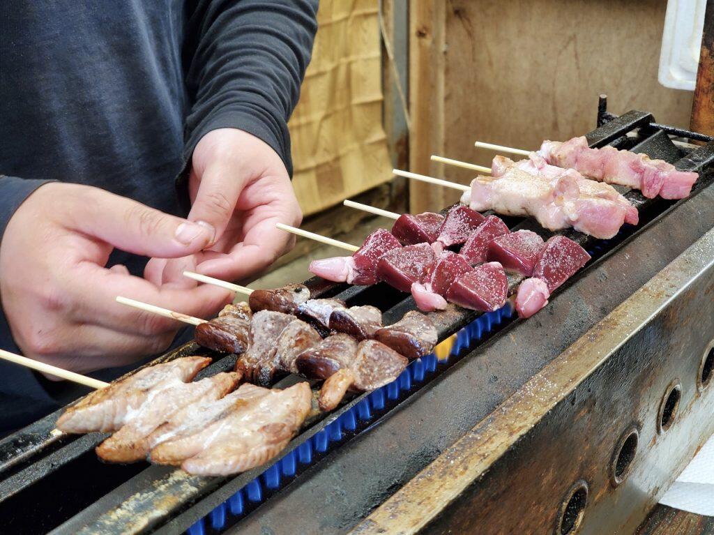 鮮度が命!地元で水揚げされた新鮮なカツオを使用し、時期や脂のりによって一つ一つ絶妙な火加減で焼き上げています。
